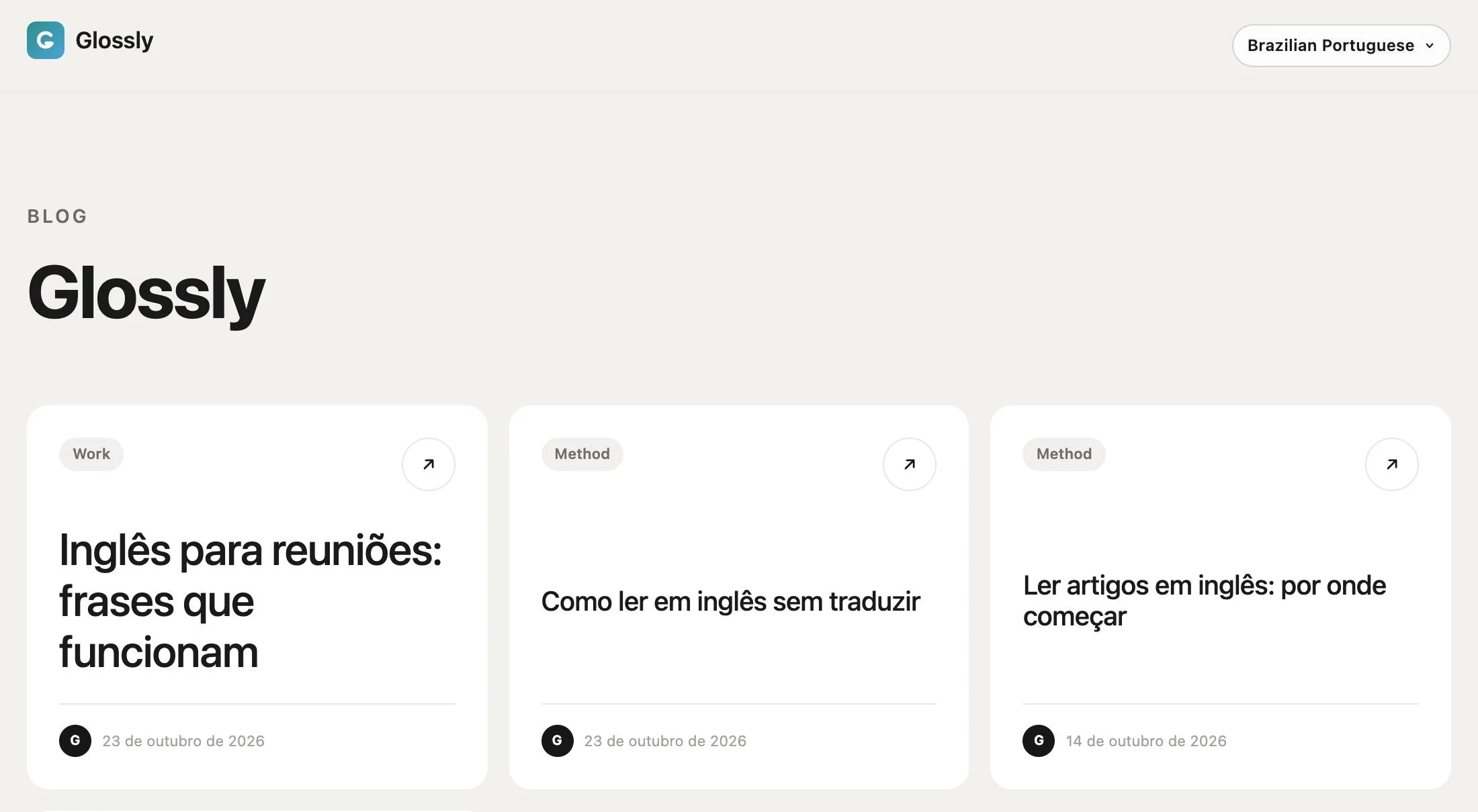 The hosted blog for the sample product Glossly: its logo and name, a language switcher, and article cards in Brazilian Portuguese.